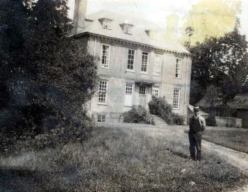 Segenhoe Manor and Charles Crouch about 1900 [X265/2]